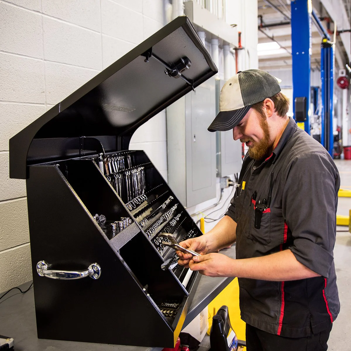 Montezuma 36 x 17 in. Steel Triangle™ Toolbox - Image 14