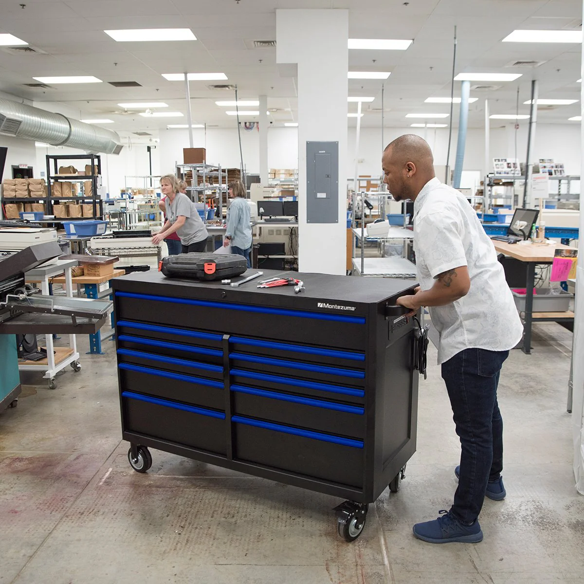 Montezuma 56 x 24 in. 11-Drawer Tool Cabinet - Image 15