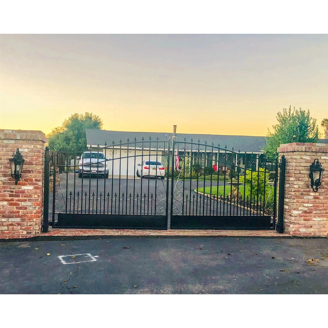 Aleko Steel Dual Swing Driveway Gate - VENICE Style - 16 x 6 Feet - Image 7