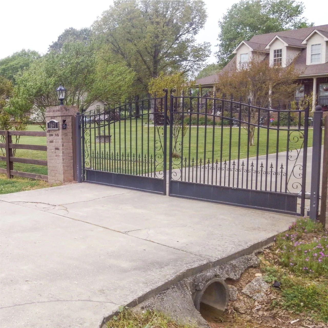 Aleko Steel Dual Swing Driveway Gate - VENICE Style - 16 x 6 Feet - Image 8