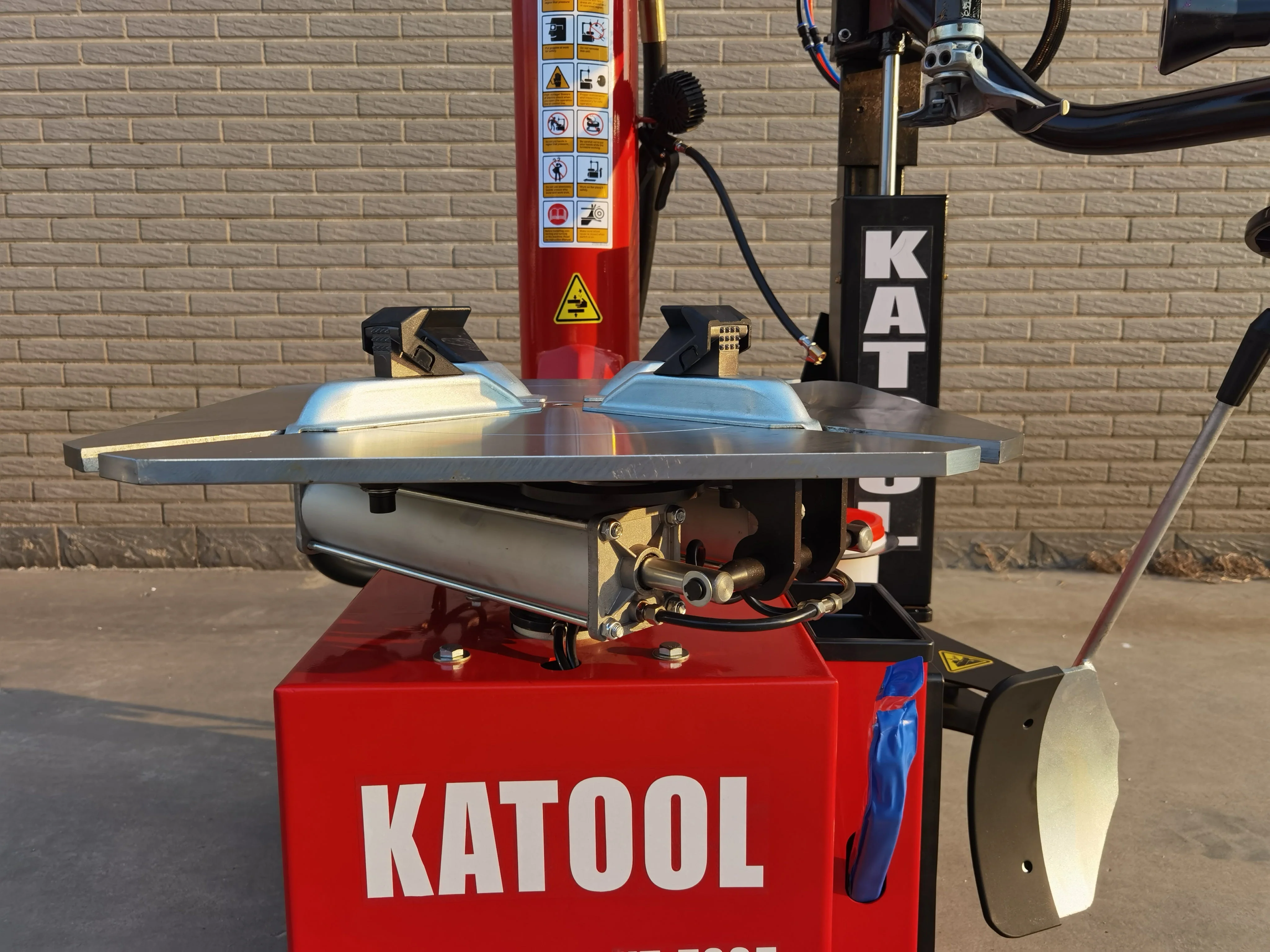 Katool KT-T835 2.0HP Tire Changer Machine with Wheel Clamp Assist - Image 11