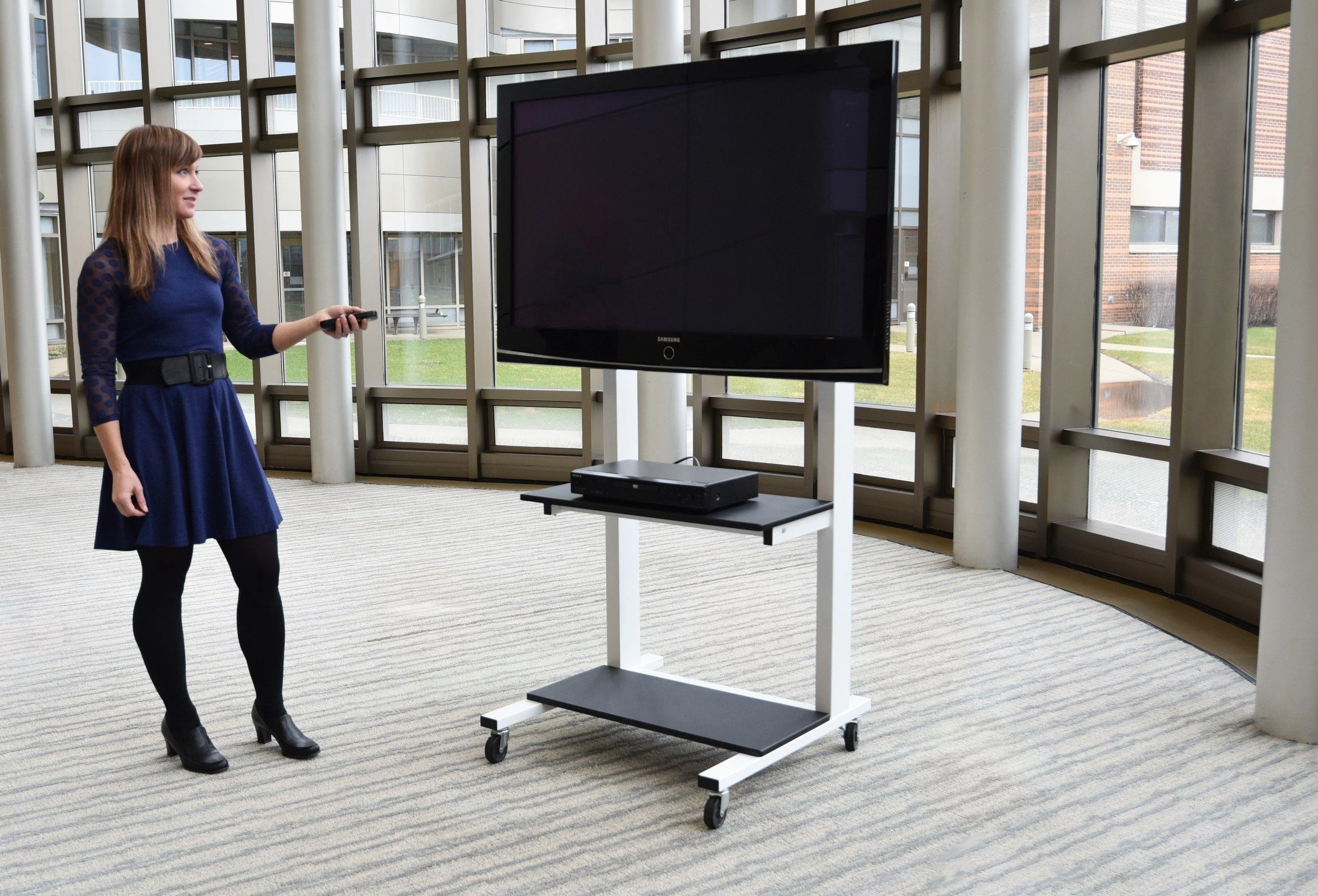 Luxor CLCD Crank Adjustable Flat Panel TV Cart - Image 8