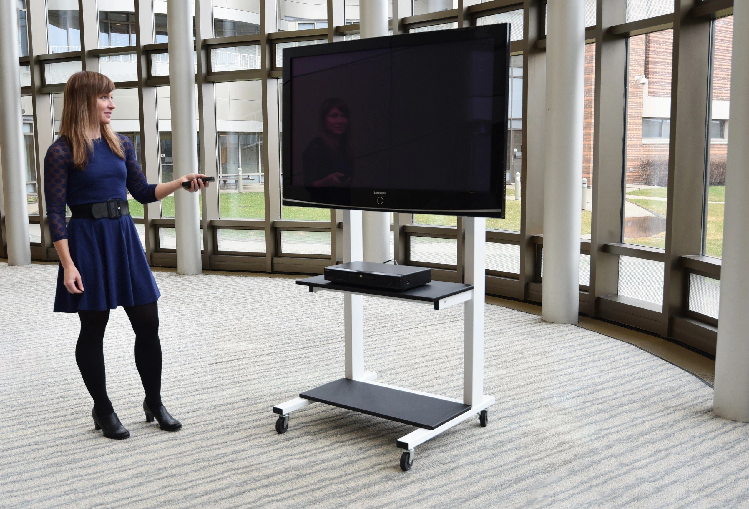 Luxor CLCD Crank Adjustable Flat Panel TV Cart - Image 9
