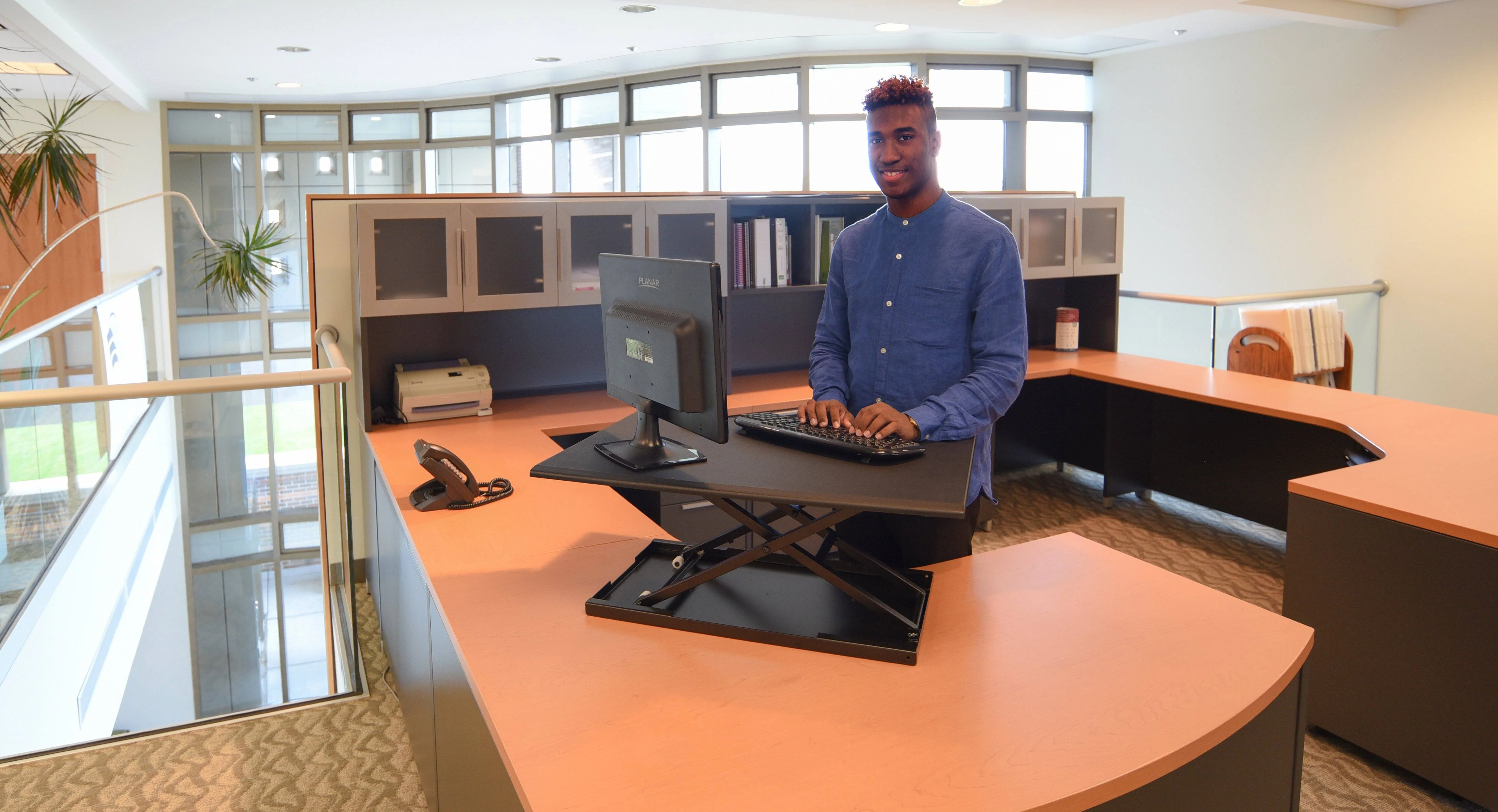 Luxor Pneumatic Adjustable Desktop - Image 4